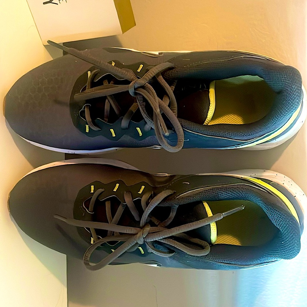 Nike women’s tennis shoes, like new use maybe 3 times